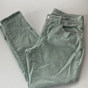 Womens’s Mid-rise skinny jeans.